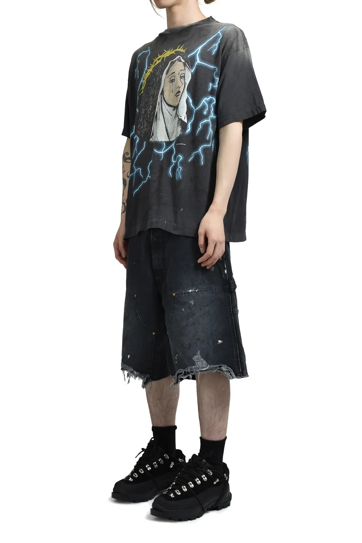 SAINT Mxxxxxx DOUBLE KNEE SHORTS/BLK Knee patches splashed with ink, washed and damaged denim shorts. Washed black S-XL. Custom woven and dyed denim denim with clear texture. Rewashed and faded to create local mottled fading/hole effects. Artificial distressing to simulate natural traces of wear. Original consistent damage treatment. Hand splashed ink and paint. Original consistent wash mark/pocket mark. Double knee patch. Rivet reinforcement. Improve functionality and enhance design.